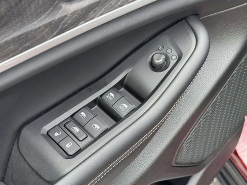 Used 2025 Jeep Grand Cherokee Limited AWD/4WD image 29