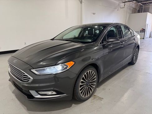 Used 2017 Ford Fusion SE image 2