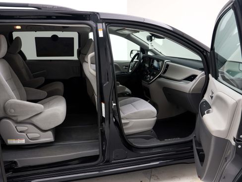 Used 2020 Toyota Sienna LE AWD/4WD image 11