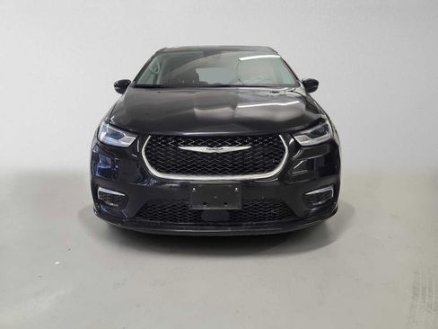 Used 2023 Chrysler Pacifica Touring-L FWD image 8