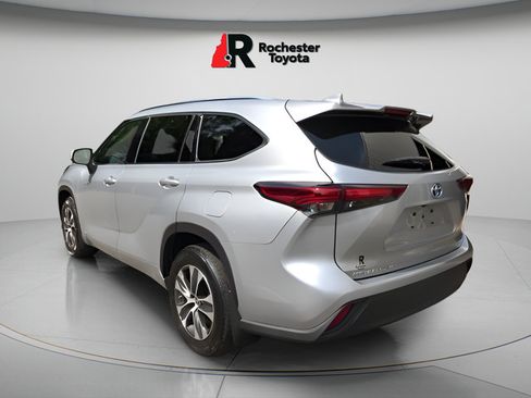 Used 2021 Toyota Highlander XLE AWD/4WD image 5