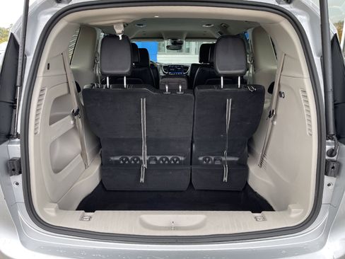 Used 2024 Chrysler Pacifica Touring-L image 42