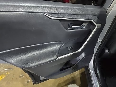 Used 2021 Toyota RAV4 XLE w/ Convenience Package FWD image 14