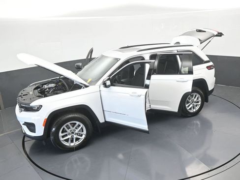 Used 2025 Jeep Grand Cherokee Laredo X RWD image 60