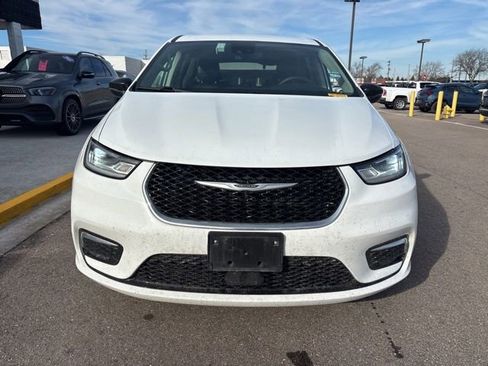 Used 2024 Chrysler Pacifica Touring-L image 3