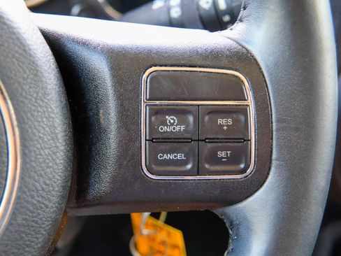 Used 2018 Jeep Wrangler Unlimited Rubicon w/ Connectivity Group AWD/4WD image 13