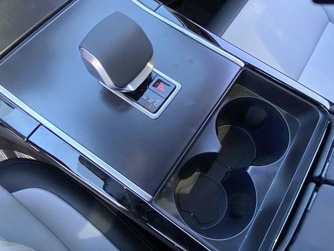 New 2026 Land Rover Range Rover Velar Dynamic SE image 9