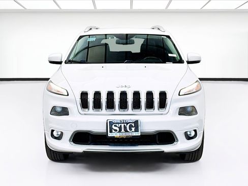 Used 2017 Jeep Cherokee Overland image 2