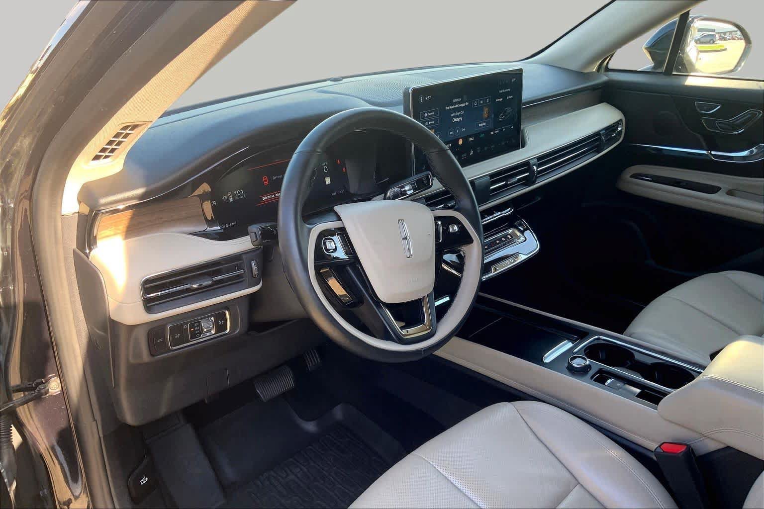 Used 2025 Lincoln Corsair Reserve AWD/4WD image 16