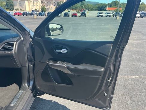 Used 2019 Jeep Cherokee Limited AWD/4WD image 30