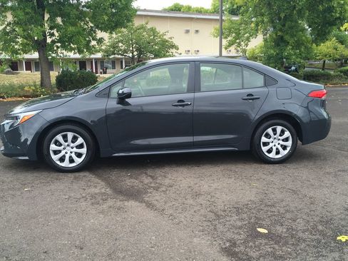 Used 2023 Toyota Corolla LE FWD image 3