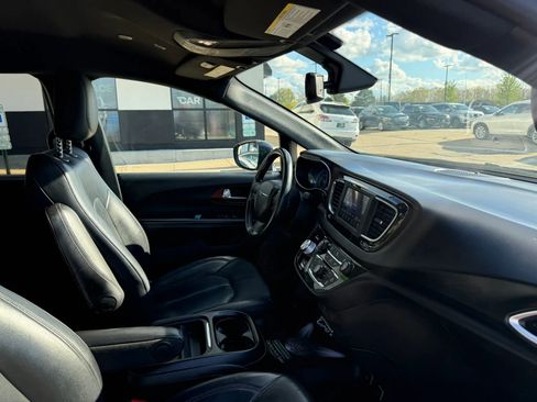 Used 2020 Chrysler Pacifica Touring-L FWD image 30