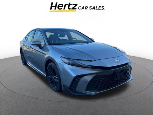 Used 2025 Toyota Camry SE image 1