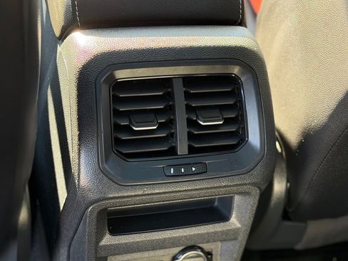 Used 2022 Volkswagen Tiguan SE image 8