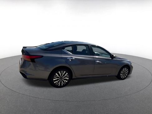 Used 2025 Nissan Altima 2.5 SV FWD image 14