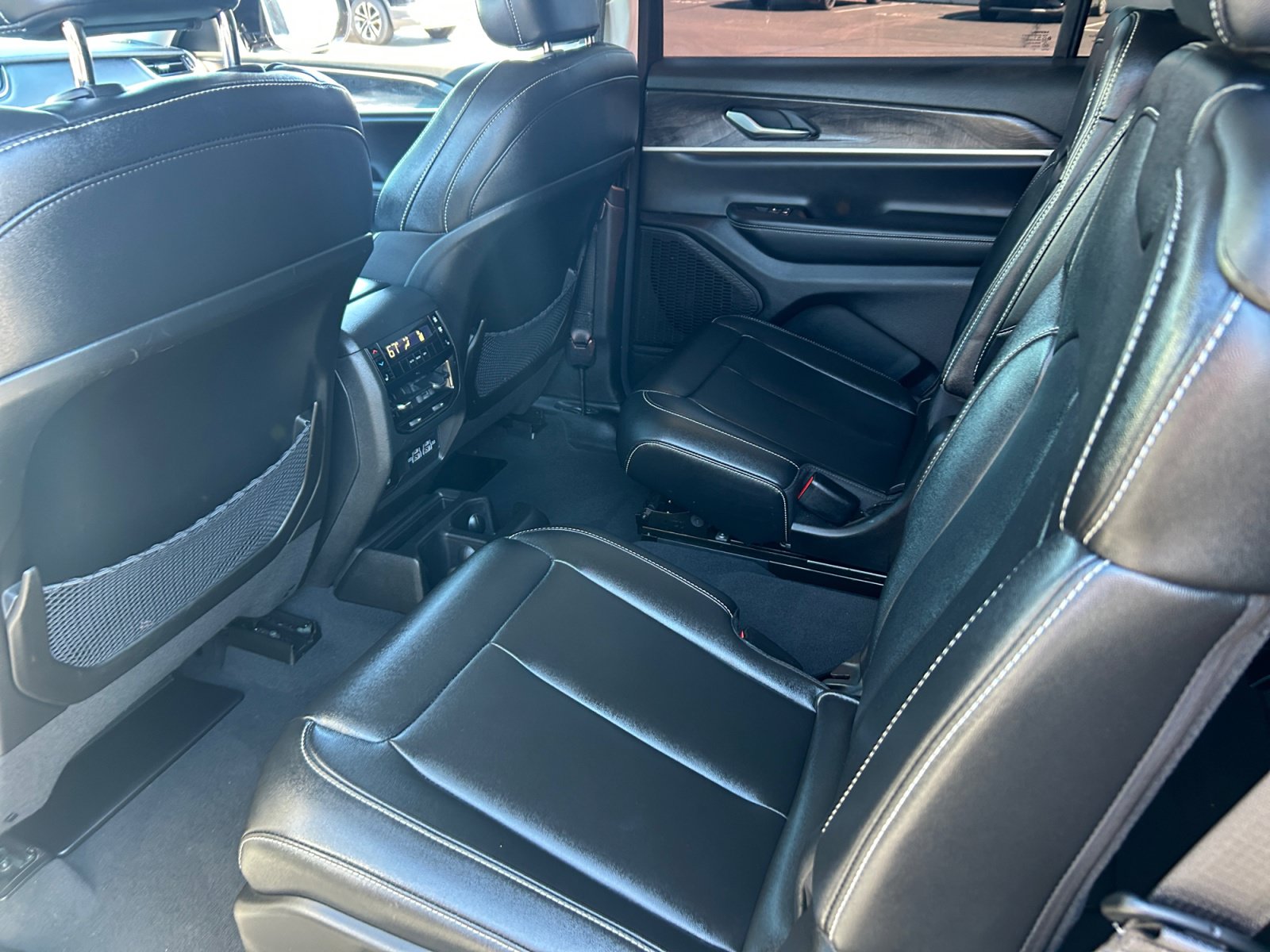 Used 2024 Jeep Grand Cherokee L Limited w/ Black Appearance Package AWD/4WD image 17