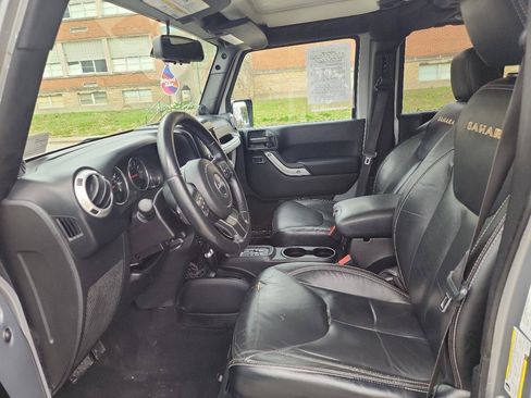 Used 2013 Jeep Wrangler Unlimited Sahara w/ Dual Top Group AWD/4WD image 7