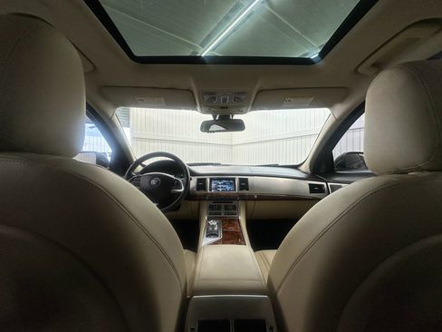 Used 2015 Jaguar XF Premium image 15