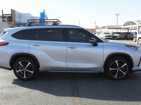 Used 2021 Toyota Highlander XSE image 2