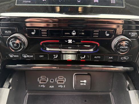 Used 2023 Jeep Grand Cherokee Laredo w/ Luxury Tech Group I AWD/4WD image 33