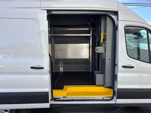 Used 2022 Ford E-Transit 148 High Roof Extended image 30