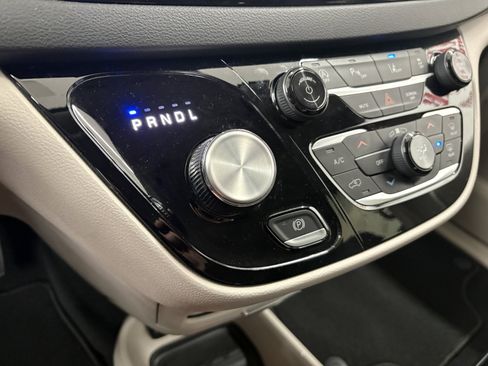 Used 2024 Chrysler Pacifica Touring-L FWD image 21