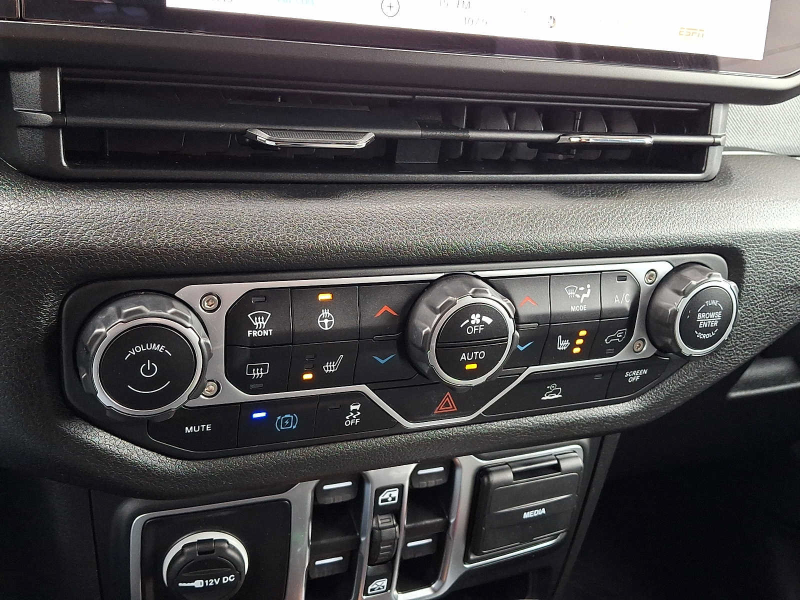 Used 2024 Jeep Wrangler Unlimited AWD/4WD image 15