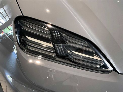 New 2026 Porsche Macan 4 Electric image 12