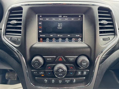 Used 2020 Jeep Grand Cherokee Laredo w/ Security & Convenience Group image 22