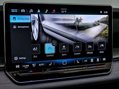 Used 2025 Volkswagen Tiguan SE w/ Panoramic Sunroof Package image 20