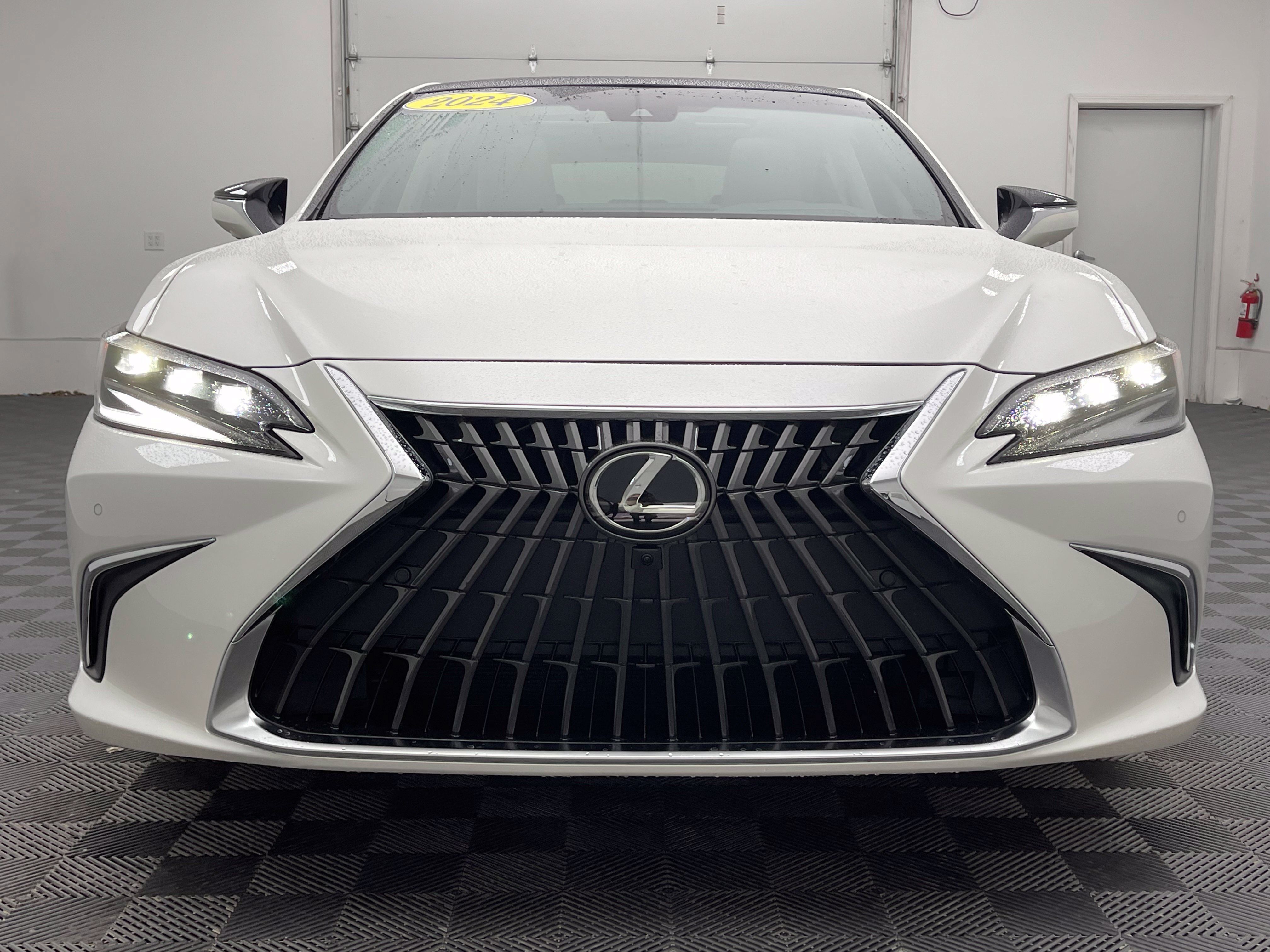 Used 2024 Lexus ES 350 Ultra Luxury w/ Accessory Package (Z2) FWD image 15