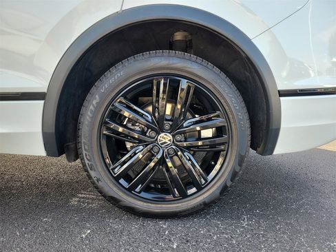 Used 2022 Volkswagen Tiguan SE R-Line image 9