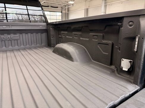 Used 2022 GMC Sierra 2500 Pro w/ Convenience Package image 9