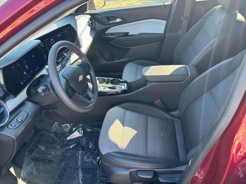 Used 2025 Chevrolet Trax LT image 27