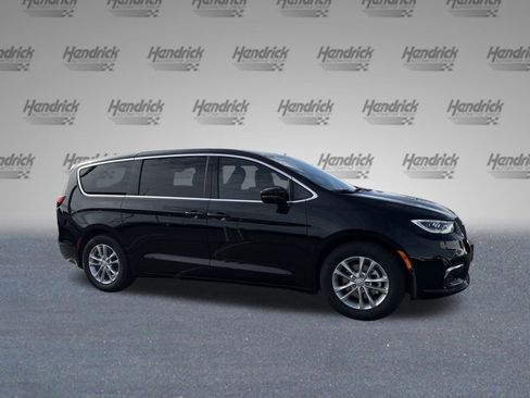 New 2026 Chrysler Pacifica Select image 9