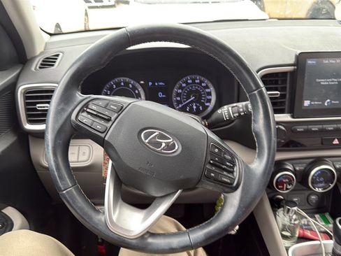 Used 2021 Hyundai Venue SEL FWD image 4