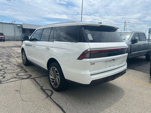 Used 2025 Lincoln Navigator Reserve AWD/4WD image 3