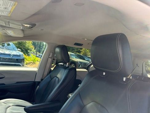 Used 2023 Chrysler Pacifica Touring-L FWD image 17