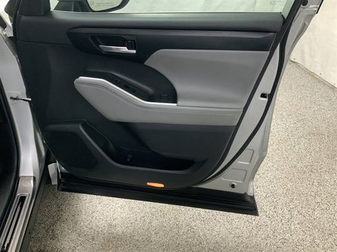 Used 2022 Toyota Highlander XLE image 23