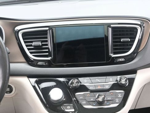 Used 2018 Chrysler Pacifica Touring-L Plus w/ Tire & Wheel Group image 26