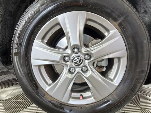 Used 2025 Toyota RAV4 XLE AWD/4WD image 36