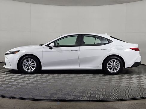 Used 2025 Toyota Camry LE image 3