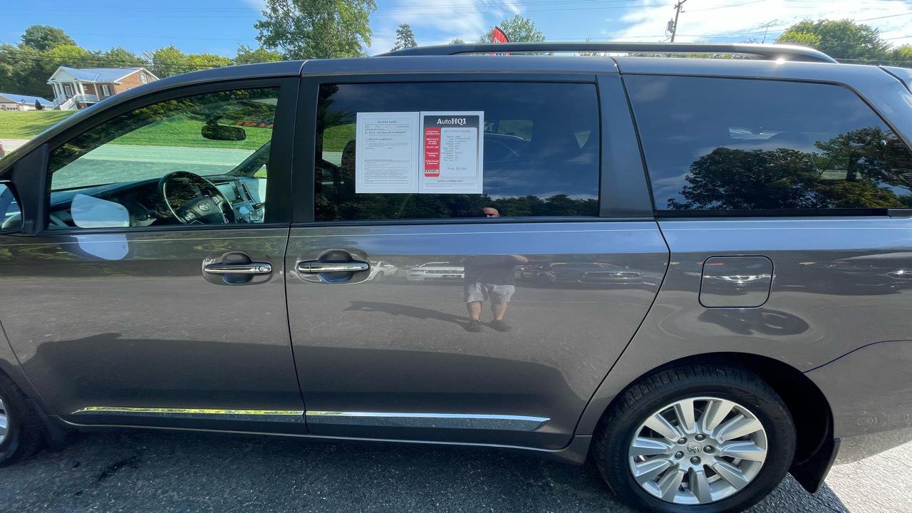 Used 2017 Toyota Sienna XLE Premium w/ Protection Package AWD/4WD image 4