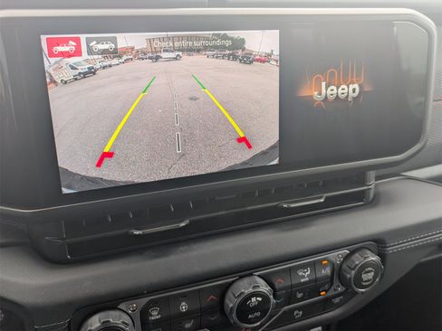 Used 2025 Jeep Wrangler Unlimited Rubicon w/ Technology Group image 19