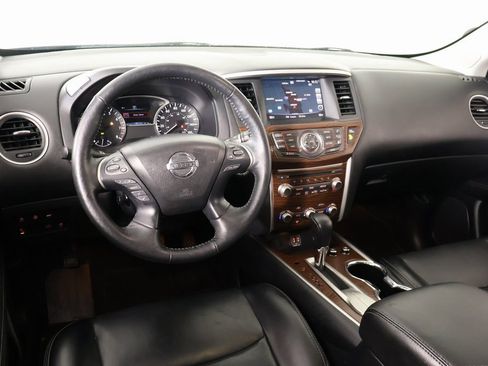 Used 2018 Nissan Pathfinder Platinum image 2