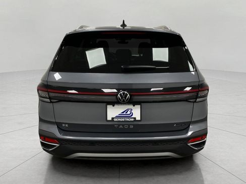Used 2025 Volkswagen Taos SE AWD/4WD image 5