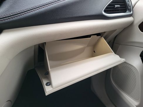 Used 2020 Chrysler Pacifica Limited image 22