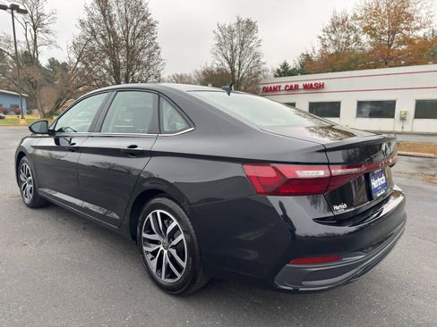 Used 2025 Volkswagen Jetta SE image 3