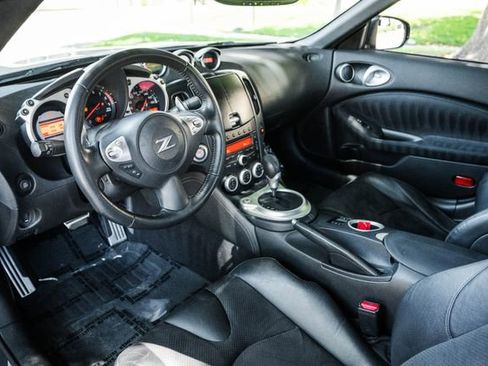 Used 2009 Nissan 370Z Touring w/ Sport Pkg image 2