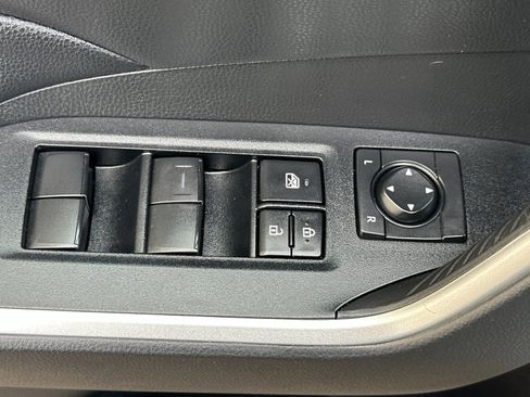 Used 2021 Toyota RAV4 LE image 12